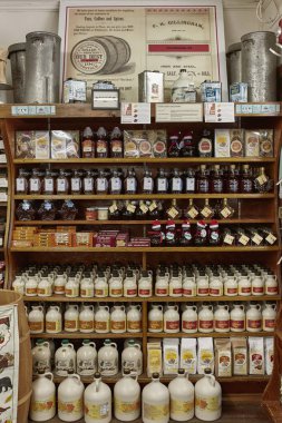 Woodstock, Vermont - 30 Eylül 2019: Woodstock 'taki bir markette satılık New England akçaağaç pekmezi çeşitliliği.