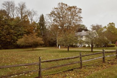 Dorset, Vermont - 1 Ekim 2019: Tarihi New England kasabası Dorset 'te güzel bir kırsal mahalle, soğuk, sonbahar günü.