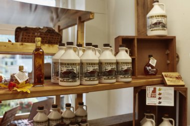 Bennington, Vermont - 30 Eylül 2019: Bennington 'daki bir markette satılık New England akçaağaç pekmezi çeşitliliği.