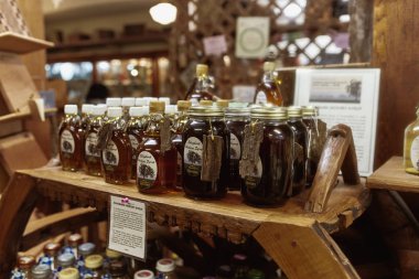 Bennington, Vermont - 30 Eylül 2019: Bennington 'daki bir markette satılık New England akçaağaç pekmezi çeşitliliği.
