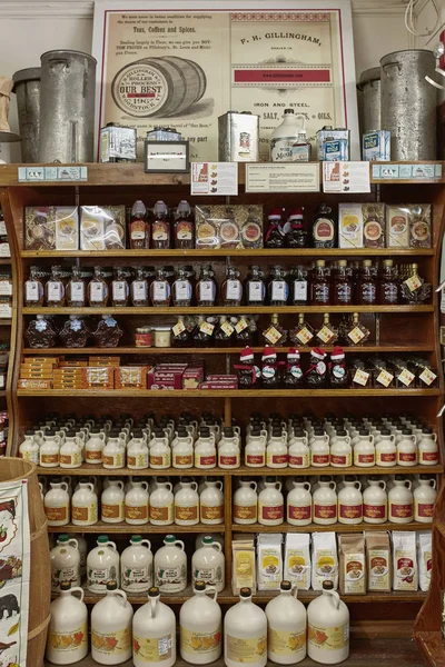 Woodstock, Vermont - 30 Eylül 2019: Woodstock 'taki bir markette satılık New England akçaağaç pekmezi çeşitliliği.