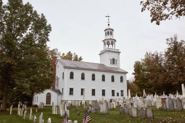 Bennington, Vermont - 1 Ekim 2019: Bennington Merkez Mezarlığı Uzakta Old First Church ile soğuk bir sonbahar günü.
