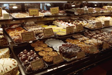 Brattleboro, Vermont - 2 Ekim 2019: New England 'ın Brattleboro kasabasındaki Vermont Country Deli' de satılık tatlı ve pastaların çeşitliliği