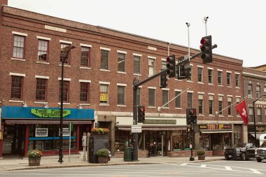 Brattleboro, Vermont - 2 Ekim 2019: New England 'ın Brattleboro, Vermont kentindeki ticari mağazalar ve restoranlar.  