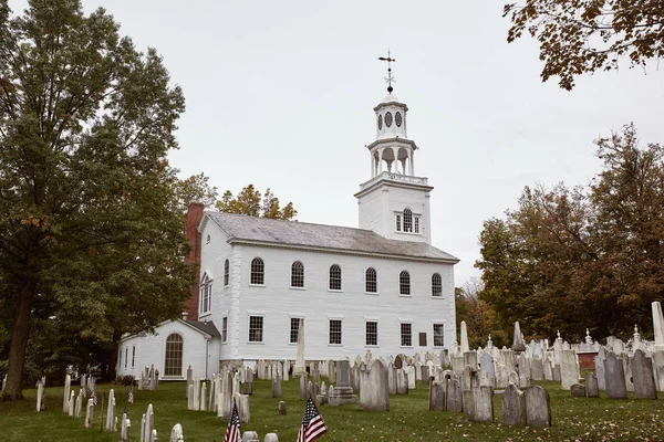 Bennington, Vermont - 1 Ekim 2019: Bennington Merkez Mezarlığı Uzakta Old First Church ile soğuk bir sonbahar günü.