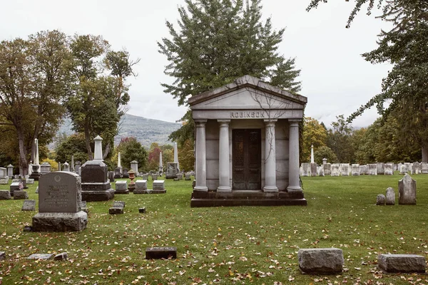 Bennington Vermont Жовтня 2019 Мавзолей Оточений Різними Надгробками Цвинтарі Bennington — стокове фото