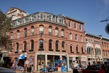 Portland, Maine - 26 Eylül 2019: Portland, Maine 'in tarihi Eski Liman Bölgesi' ndeki ticari mağazalar ve restoranlar.