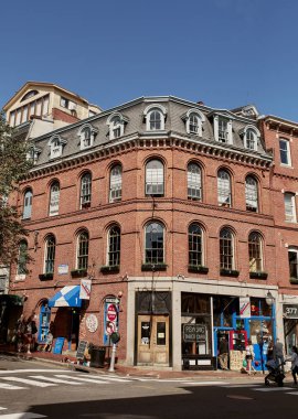 Portland, Maine - 26 Eylül 2019: Portland, Maine 'in tarihi Eski Liman Bölgesi' ndeki ticari mağazalar ve restoranlar.