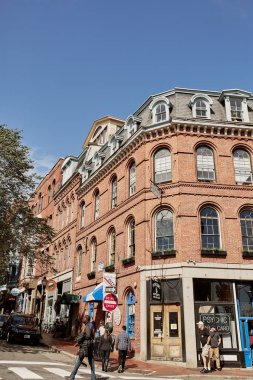 Portland, Maine - 26 Eylül 2019: Portland, Maine 'in tarihi Eski Liman Bölgesi' ndeki ticari mağazalar ve restoranlar.