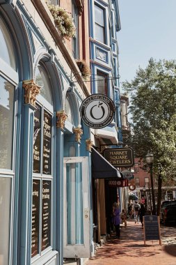 Portland, Maine - 26 Eylül 2019: Portland, Maine 'in tarihi Eski Liman Bölgesi' ndeki ticari mağazalar ve restoranlar.