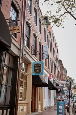 Portland, Maine - 26 Eylül 2019: Portland, Maine 'in tarihi Eski Liman Bölgesi' ndeki ticari mağazalar ve restoranlar.