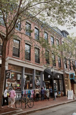 Portland, Maine - 26 Eylül 2019: Portland, Maine 'in tarihi Eski Liman Bölgesi' ndeki ticari mağazalar ve restoranlar.