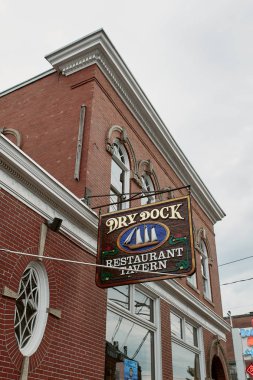 Portland, Maine - 26 Eylül 2019: Portland, Maine 'in tarihi Eski Liman Bölgesi' ndeki ticari mağazalar ve restoranlar.