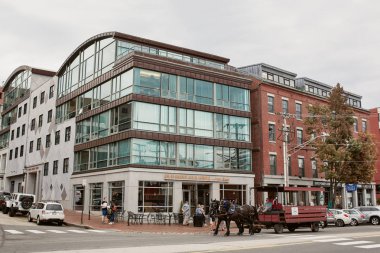 Portland, Maine - 26 Eylül 2019: Portland, Maine 'in tarihi Eski Liman bölgesinde at arabası.