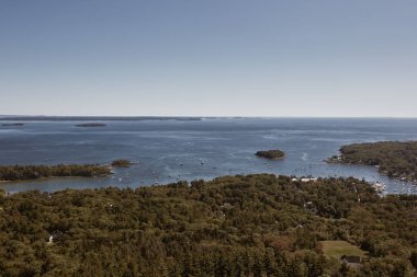 Camden, Maine 'deki Camden Hills Stat Park' ta Battie Dağı 'nın zirvesinden Penobscot Körfezi' ne bakan.