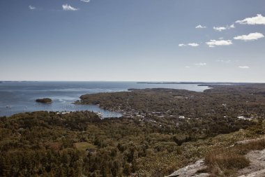 Camden, Maine 'deki Camden Hills Stat Park' ta Battie Dağı 'nın zirvesinden Penobscot Körfezi' ne bakan.