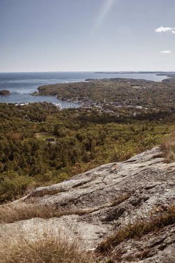Camden, Maine 'deki Camden Hills Stat Park' ta Battie Dağı 'nın zirvesinden Penobscot Körfezi' ne bakan.