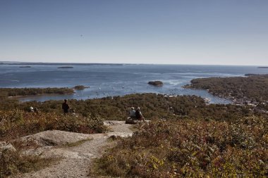 Camden, Maine - 26 Eylül 2019: Camden, Maine 'deki Camden Hills Stat Park' taki Battie Dağı zirvesinden Penobscot Körfezi 'ne bakan turist.