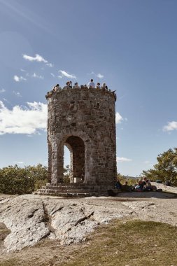 Camden, Maine - 26 Eylül 2019: Camden Hills Eyalet Parkı 'ndaki Battie Dağı manzaralı gözlem kulesinin tepesinde turistler