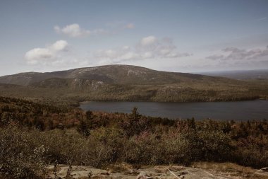 Maine 'deki Çöl Adası' ndaki Acadia Ulusal Parkı 'ndaki Cadillac Dağı' ndan Ürdün Pond 'un görüntüsü.  