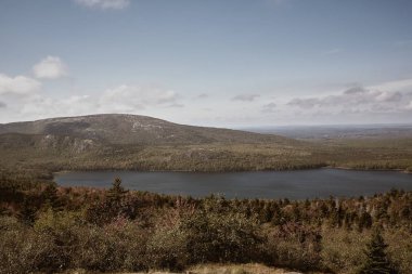 Maine 'deki Çöl Adası' ndaki Acadia Ulusal Parkı 'ndaki Cadillac Dağı' ndan Ürdün Pond 'un görüntüsü.  