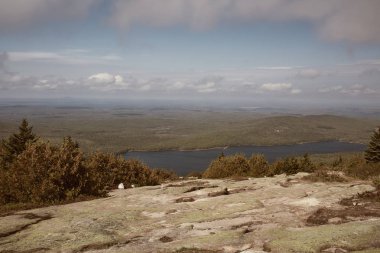 Maine 'deki Çöl Adası' ndaki Acadia Ulusal Parkı 'ndaki Cadillac Dağı' ndan Ürdün Pond 'un görüntüsü.  