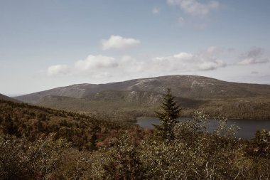 Maine 'deki Çöl Adası' ndaki Acadia Ulusal Parkı 'ndaki Cadillac Dağı' ndan Ürdün Pond 'un görüntüsü.  
