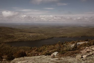 Maine 'deki Çöl Adası' ndaki Acadia Ulusal Parkı 'ndaki Cadillac Dağı' ndan Ürdün Pond 'un görüntüsü.  