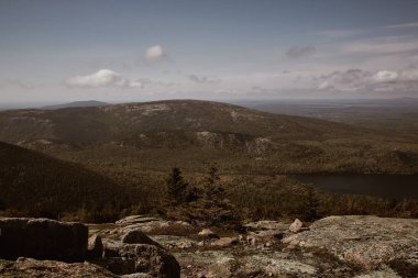Maine 'deki Çöl Adası' ndaki Acadia Ulusal Parkı 'ndaki Cadillac Dağı' ndan Ürdün Pond 'un görüntüsü.  