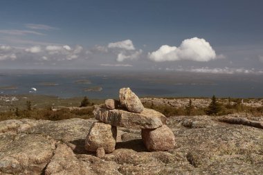 Cairn, Maine 'deki Acadian Ulusal Parkı' ndaki Cadillac Dağı 'nın zirvesinde..  