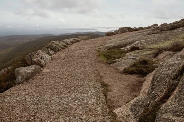 Maine 'deki Çöl Adası' ndaki Acadia Ulusal Parkı 'nda Cadillac Dağı' nın zirvesinin etrafındaki dolambaçlı taş yol.