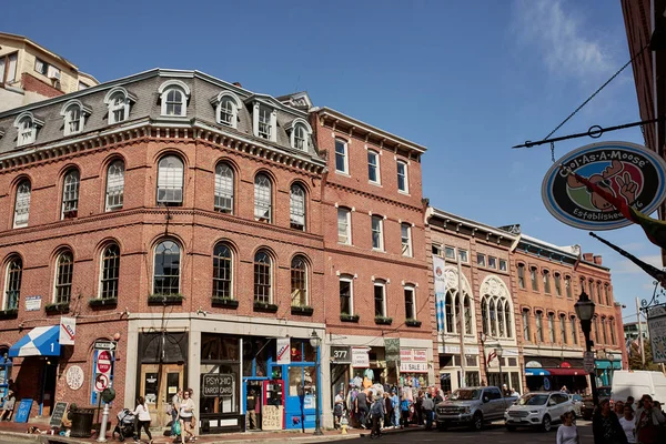 Portland, Maine - 26 Eylül 2019: Portland, Maine 'in tarihi Eski Liman Bölgesi' ndeki ticari mağazalar ve restoranlar.