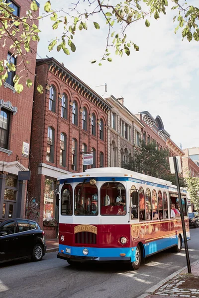 Portland, Maine - 26 Eylül 2019: Portland Maine 'in tarihi Eski Liman bölgesinde yolcuları taşıyan Portland otobüsü.