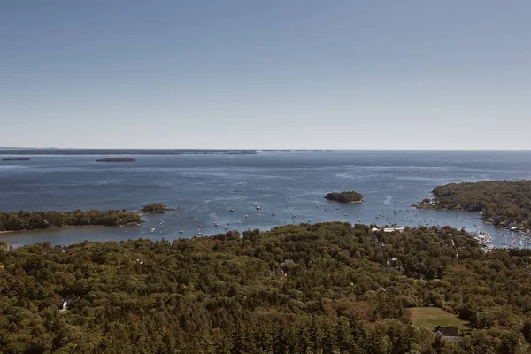 Camden, Maine 'deki Camden Hills Stat Park' ta Battie Dağı 'nın zirvesinden Penobscot Körfezi' ne bakan.