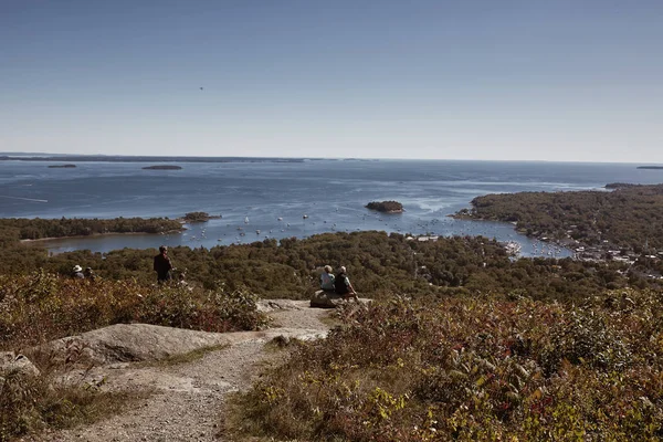 Camden, Maine - 26 Eylül 2019: Camden, Maine 'deki Camden Hills Stat Park' taki Battie Dağı zirvesinden Penobscot Körfezi 'ne bakan turist.