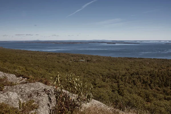 Camden, Maine 'deki Camden Hills Stat Park' ta Battie Dağı 'nın zirvesinden Penobscot Körfezi' ne bakan.