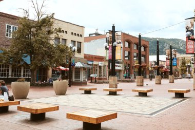 Boulder, Colorado - 27 Mayıs 2020: Pearl Street Mall yakınlarındaki mağazalar, işletmeler ve restoranlar, Boulder County 'de bir yaya alışveriş merkezi.  