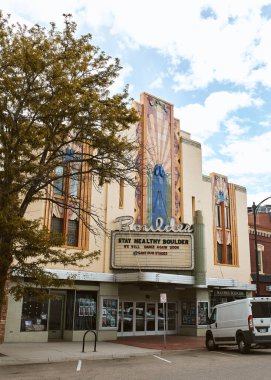 Boulder, Colorado - 27 Mayıs 2020: Covid-19 salgını nedeniyle Boulder Tiyatrosu 'nun dış ve dış kesimi geçici olarak kapatıldı.  