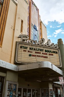 Boulder, Colorado - 27 Mayıs 2020: Covid-19 salgını nedeniyle Boulder Tiyatrosu 'nun dış ve dış kesimi geçici olarak kapatıldı.  