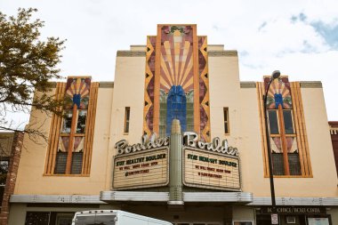 Boulder, Colorado - 27 Mayıs 2020: Covid-19 salgını nedeniyle Boulder Tiyatrosu 'nun dış ve dış kesimi geçici olarak kapatıldı.  