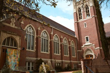 Boulder, Colorado - 27 Mayıs 2020 Vine, Boulder, Colorado 'daki Pine Sokağı Kilisesi' ni kapladı.