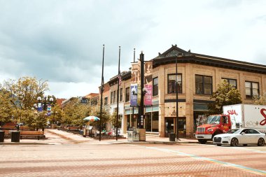 Boulder, Colorado - 27 Mayıs 2020: Pearl Street Mall yakınlarındaki mağazalar, işletmeler ve restoranlar, Boulder County 'de bir yaya alışveriş merkezi.  