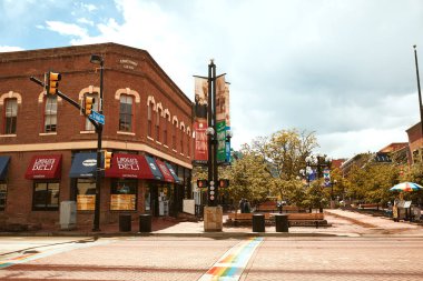 Boulder, Colorado - 27 Mayıs 2020: Pearl Street Mall yakınlarındaki mağazalar, işletmeler ve restoranlar, Boulder County 'de bir yaya alışveriş merkezi.  