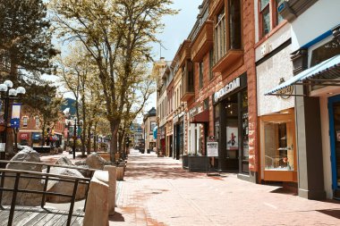 Boulder, Colorado - 27 Mayıs 2020: Pearl Street Mall yakınlarındaki mağazalar, işletmeler ve restoranlar, Boulder County 'de bir yaya alışveriş merkezi.  