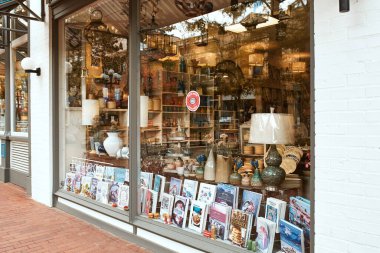 Boulder, Colorado - 27 Mayıs 2020: Boulder County 'de küçük bir alışveriş merkezi olan Pearl Street Mall' da alışveriş vitrininde sergileniyor