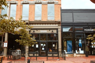 Boulder, Colorado - 27 Mayıs 2020: Pearl Street Mall yakınlarındaki mağazalar, işletmeler ve restoranlar, Boulder County 'de bir yaya alışveriş merkezi.  