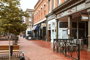 Boulder, Colorado - 27 Mayıs 2020: Pearl Street Mall yakınlarındaki mağazalar, işletmeler ve restoranlar, Boulder County 'de bir yaya alışveriş merkezi.  