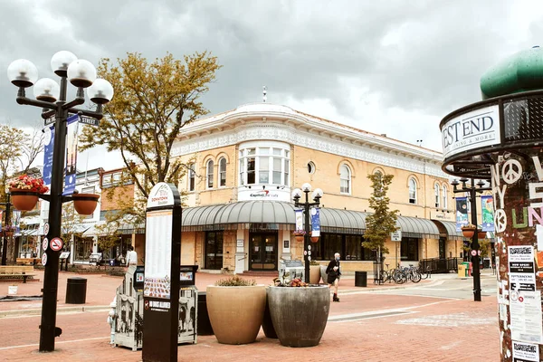 Boulder, Colorado - 27 Mayıs 2020: Pearl Street Mall yakınlarındaki mağazalar, işletmeler ve restoranlar, Boulder County 'de bir yaya alışveriş merkezi.  