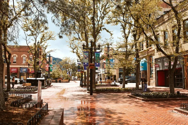 Boulder, Colorado - 27 Mayıs 2020: Pearl Street Mall yakınlarındaki mağazalar, işletmeler ve restoranlar, Boulder County 'de bir yaya alışveriş merkezi.  