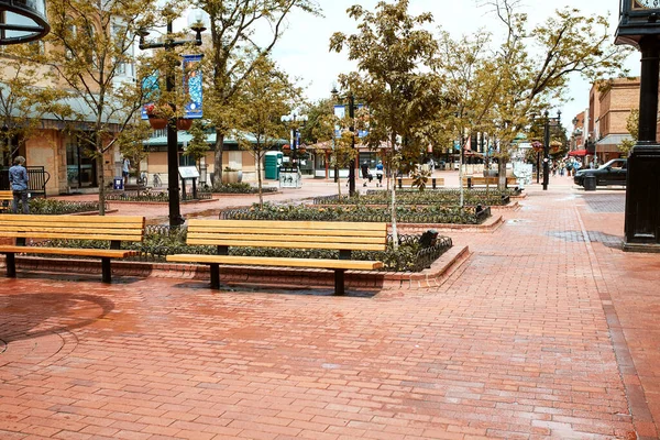 Boulder Colorado Mai 2020 Parkbänke Und Blumenbeete Entlang Der Pearl — Stockfoto